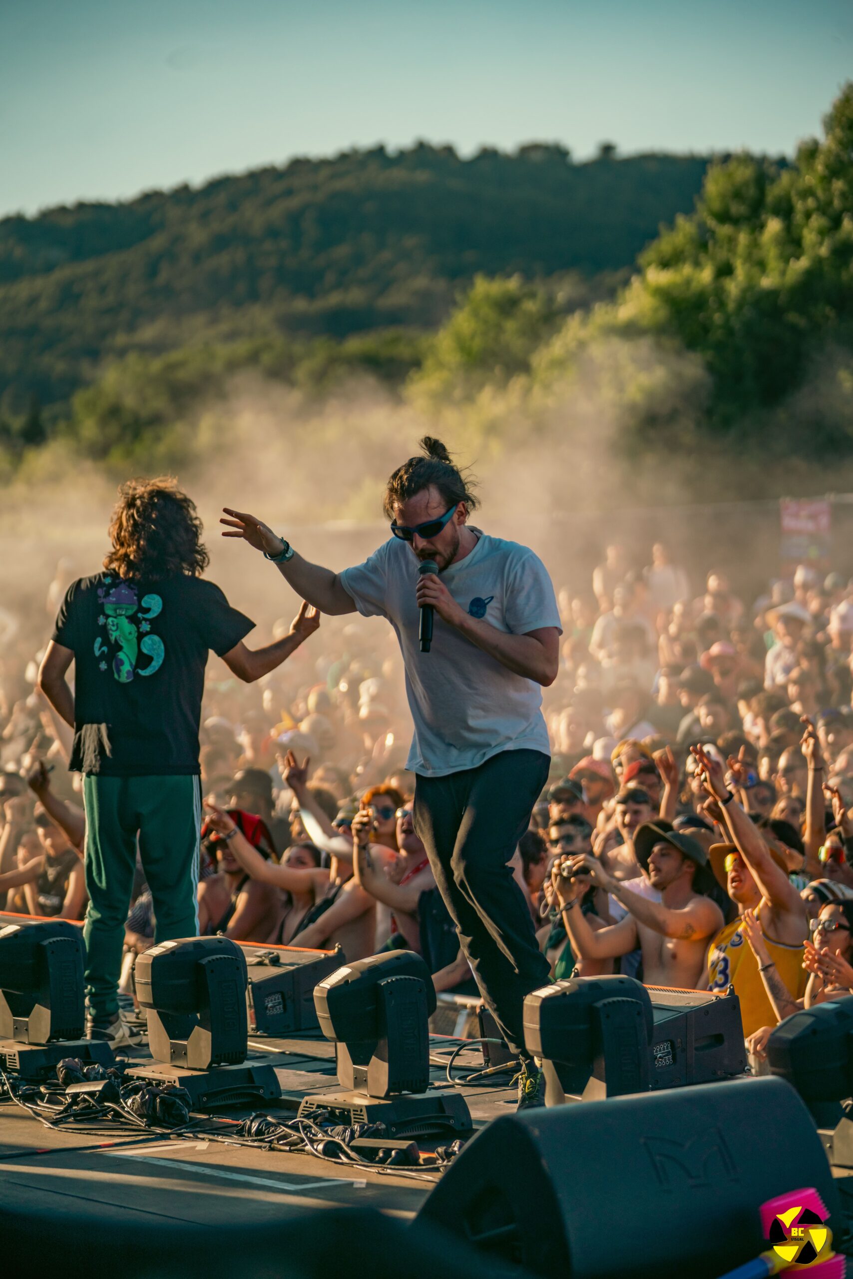 Jeff et Martin de Le Son Vert en pleine performance sur scène à l'Insane Festival 2024.