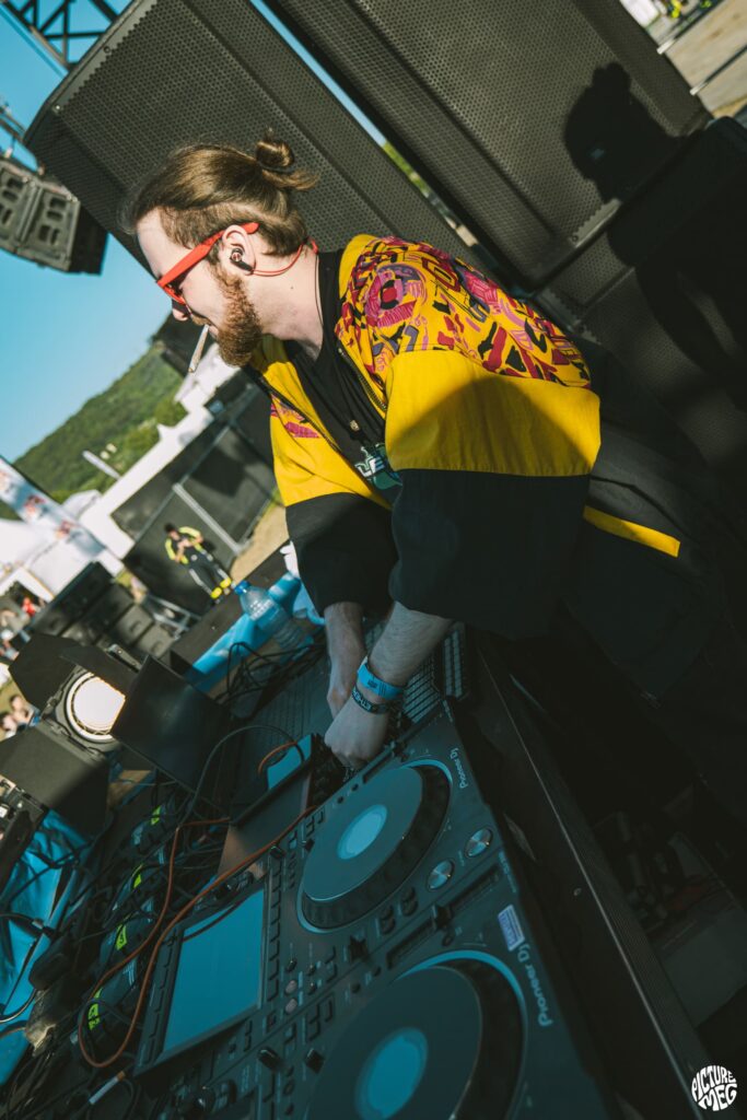 Brice, DJ de Le Son Vert, derrière les platines lors de l'Insane Festival 2024, photographié par Picture Meg.