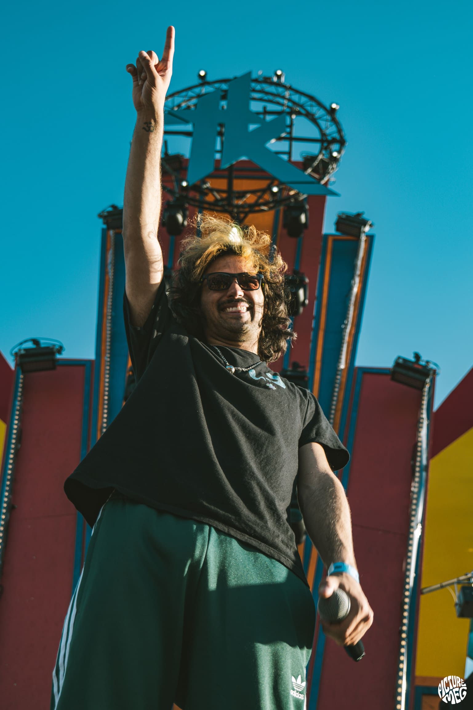 Jeff, chanteur de Le Son Vert, en performance sur scène lors de l'Insane Festival 2024, photographié par Picture Meg.