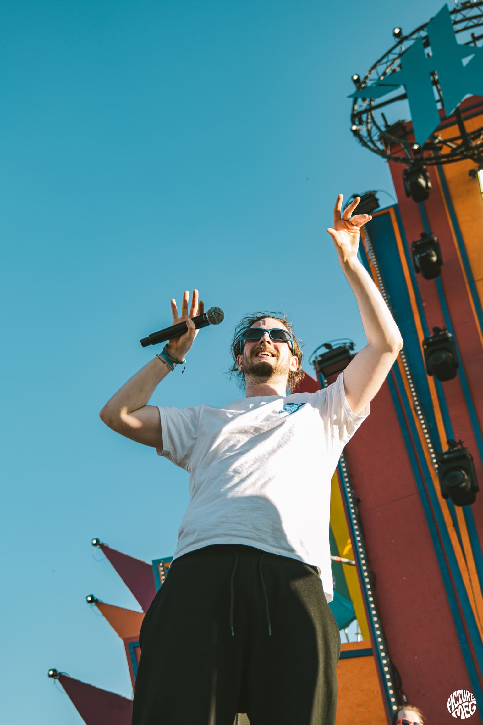 Martin, membre de Le Son Vert, sur scène à l'Insane Festival 2024, photographié par Picture Meg.